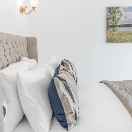 Location, Views, Parking Apartment *