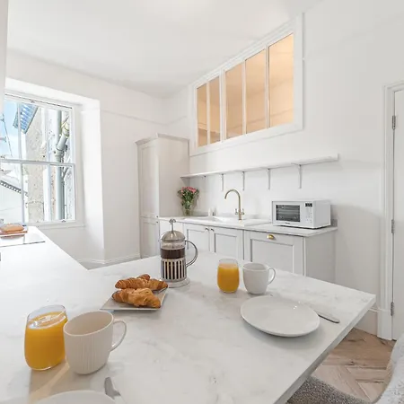 Location, Views, Parking Apartment *