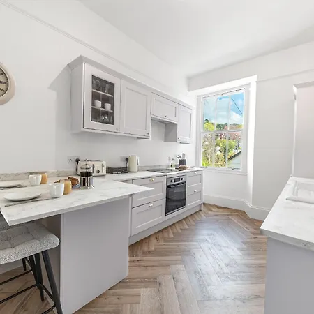 Location, Views, Parking Apartment Bowness-on-Windermere